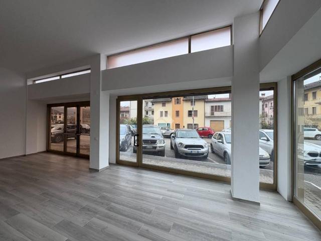 Locale Commerciale in vendita a Feltre, Veneto