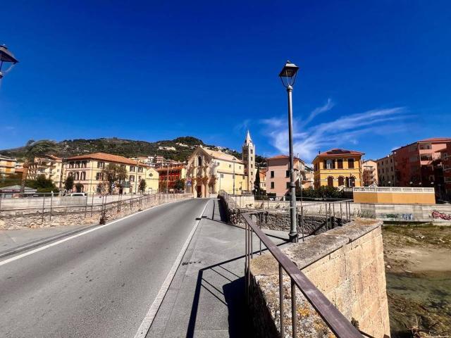 Locale Commerciale in vendita a Finale Ligure, Liguria