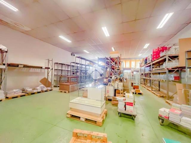 Locale Commerciale in vendita a Unione dei comuni del Distretto Ceramico, Fiorano Modenese