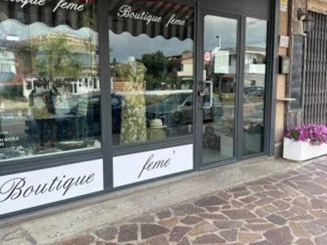 Locale Commerciale in vendita a Fregene, Roma Capitale