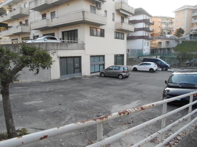 Locale Commerciale in vendita a Capolavilla, Marche