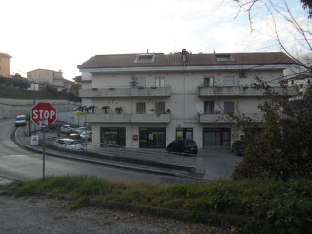 Locale Commerciale in vendita a Capolavilla, Marche