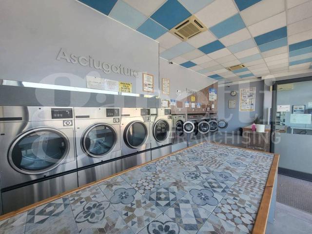 Locale Commerciale in vendita a Foligno, Umbria