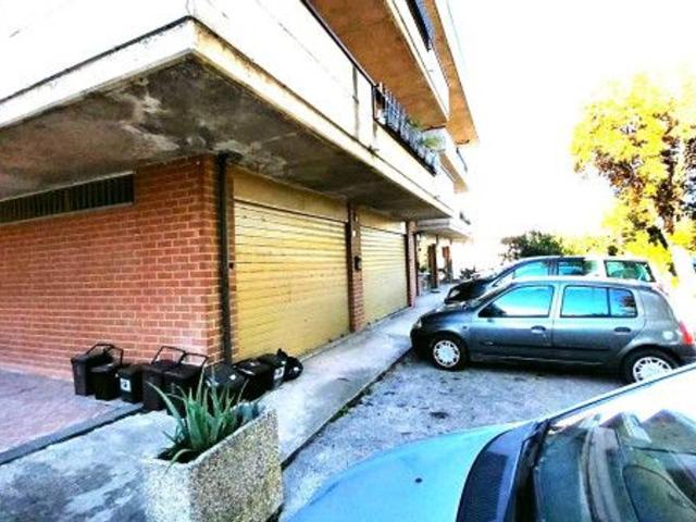 Locale Commerciale in vendita a Altolina, Foligno