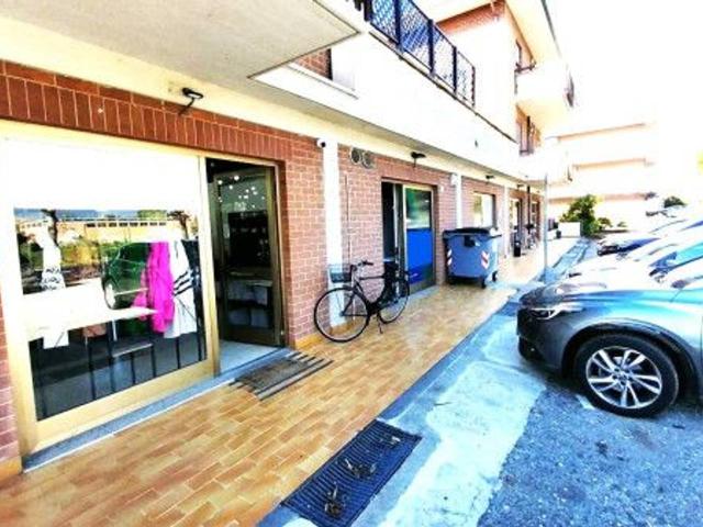 Locale Commerciale in vendita a Altolina, Foligno