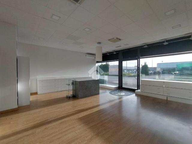 Locale Commerciale in vendita a Foligno, Umbria