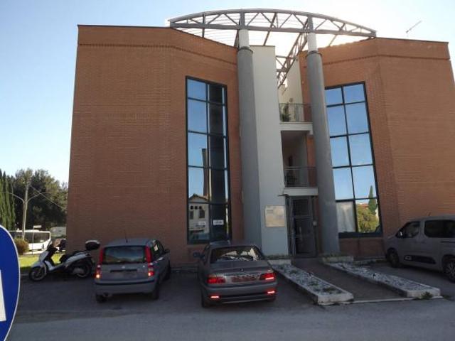 Locale Commerciale in vendita a Foligno, Umbria