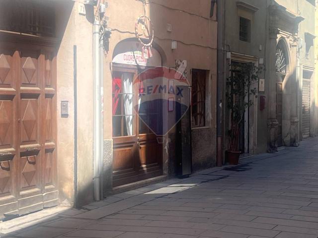 Locale Commerciale in vendita a Foligno, Umbria
