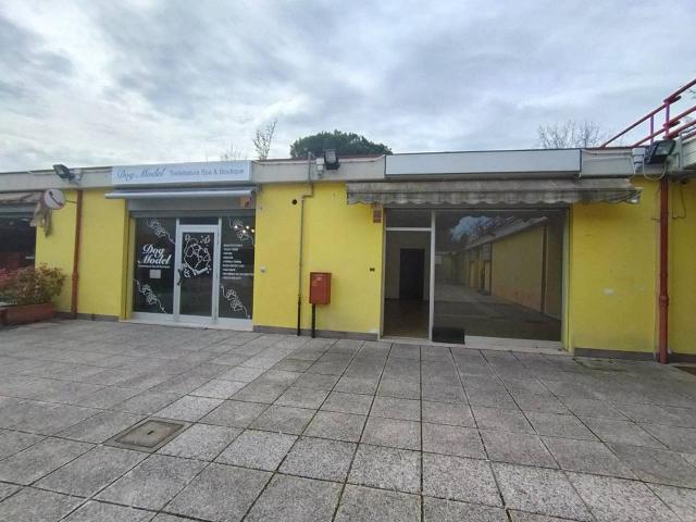 Locale Commerciale in vendita a Unione di Comuni della Romagna Forlivese, Quattro