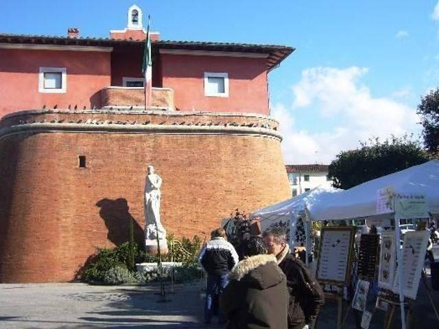 Locale Commerciale in vendita a Roma Imperiale, Forte Dei Marmi