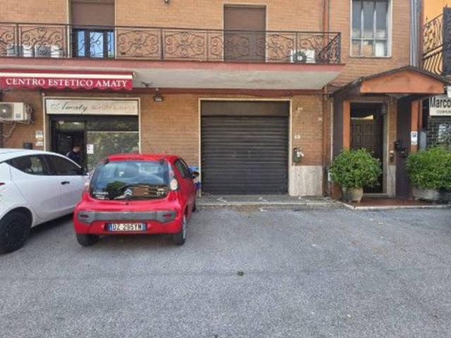 Locale Commerciale in vendita a Frosinone, Lazio