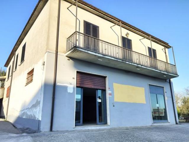 Locale Commerciale in vendita a Frosinone, Lazio