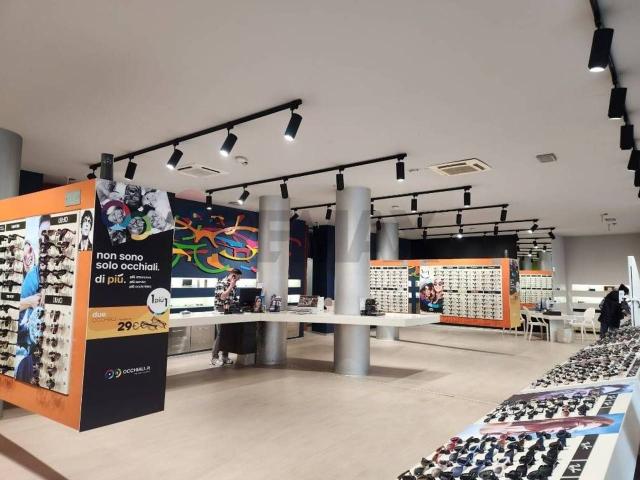 Locale Commerciale in vendita a Sciarè, Gallarate