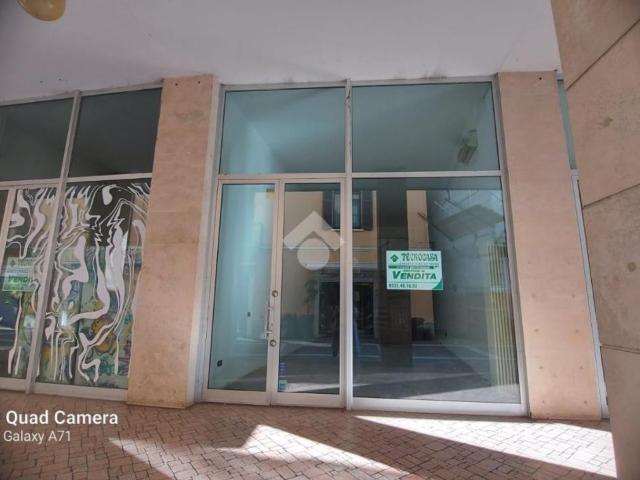 Locale Commerciale in vendita a Centro, Gallarate