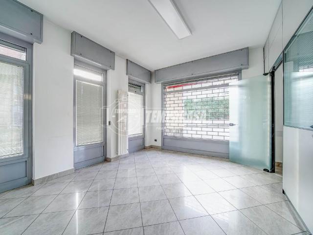 Locale Commerciale in vendita a Gallarate, Lombardia