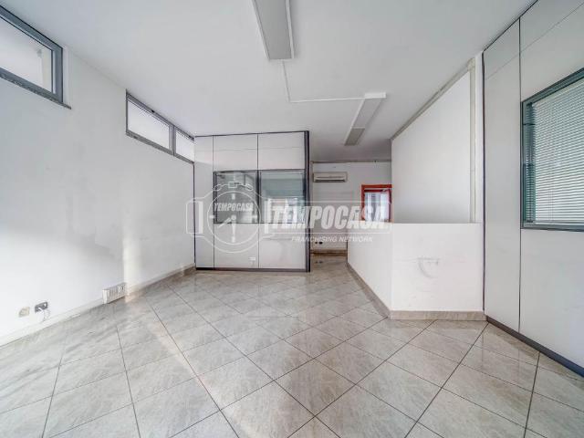 Locale Commerciale in vendita a Gallarate, Lombardia