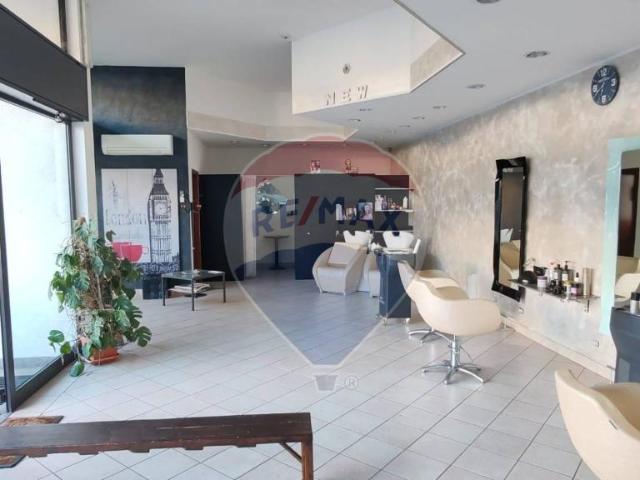 Locale Commerciale in vendita a Gallarate, Lombardia