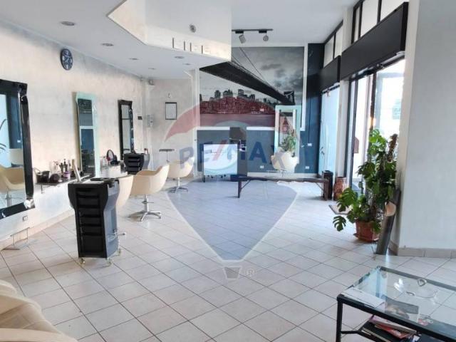Locale Commerciale in vendita a Gallarate, Lombardia