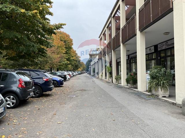 Locale Commerciale in vendita a Santa Maria Rossa, Garbagnate Milanese