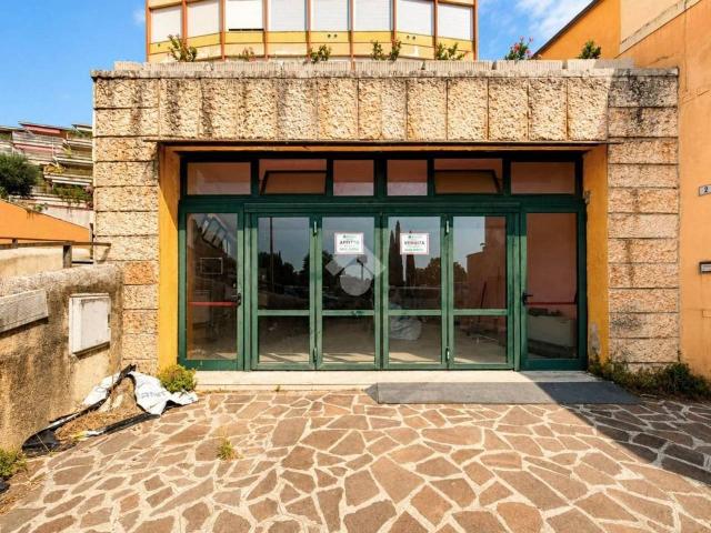 Locale Commerciale in vendita a Comunità Montana Parco Alto Garda bresciano, Gardone Riviera