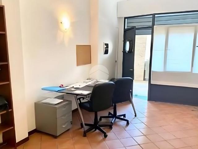 Locale Commerciale in vendita a Ponente, Serra Riccò
