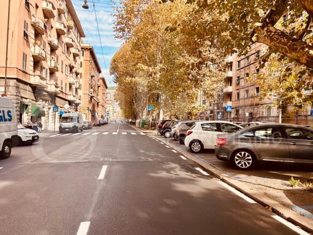 Locale Commerciale in vendita a Marassi, Genova