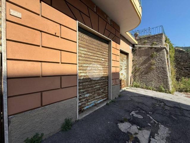 Locale Commerciale in vendita a Medio Ponente, Serra Riccò