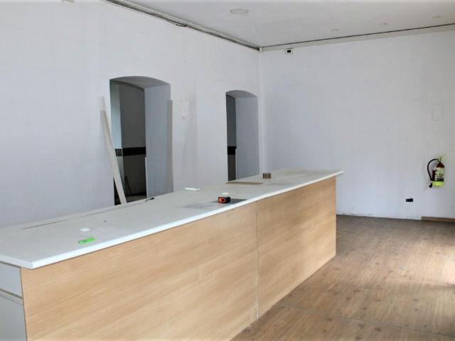 Locale Commerciale in vendita a Val Polcevera, Serra Riccò