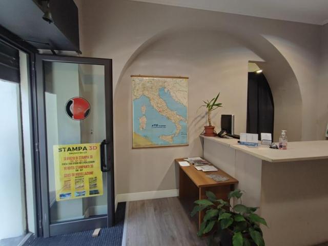 Locale Commerciale in vendita a Centro Ovest, Serra Riccò