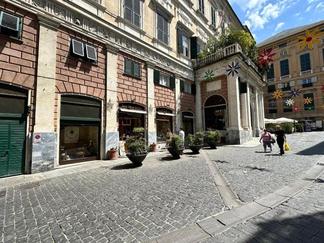 Locale Commerciale in vendita a Centro Est, Serra Riccò