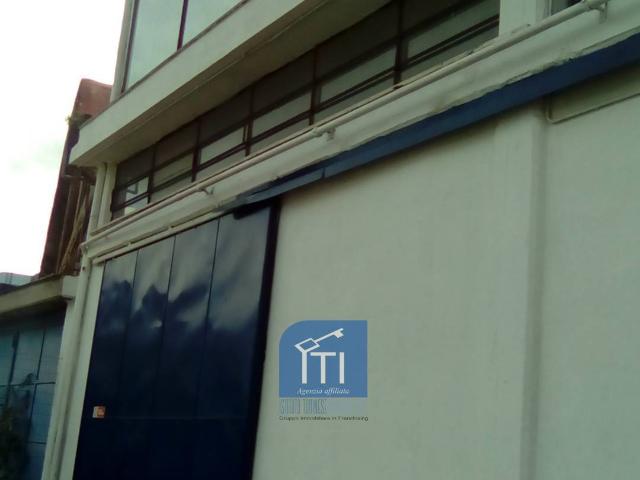 Locale Commerciale in vendita a Giugliano In Campania, Campania