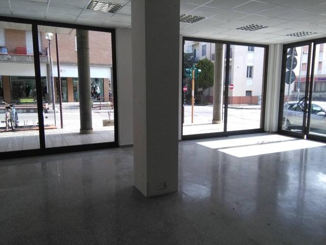 Locale Commerciale in vendita a Giulianova, Abruzzo
