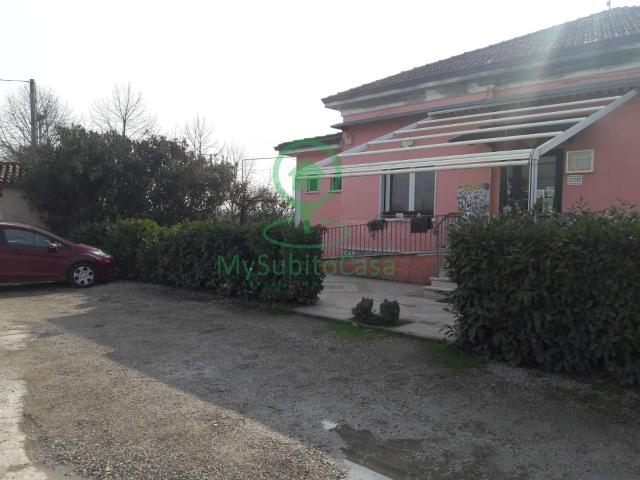 Locale Commerciale in vendita a Torre, Goito
