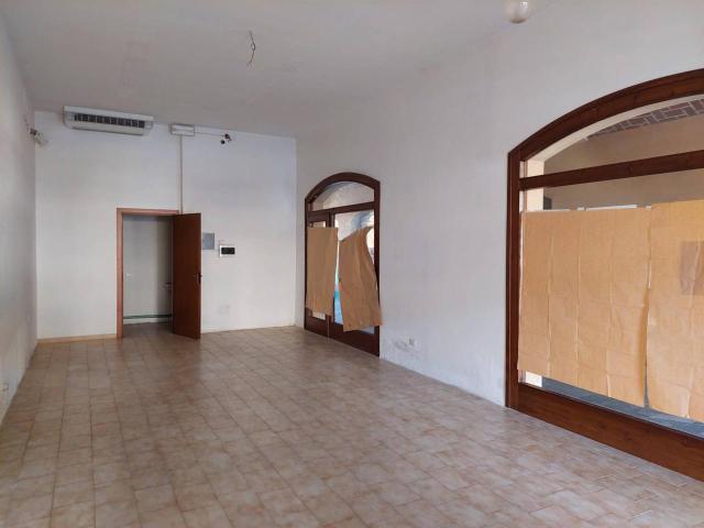 Locale Commerciale in vendita a Bondeno Di Gonzaga, Lombardia
