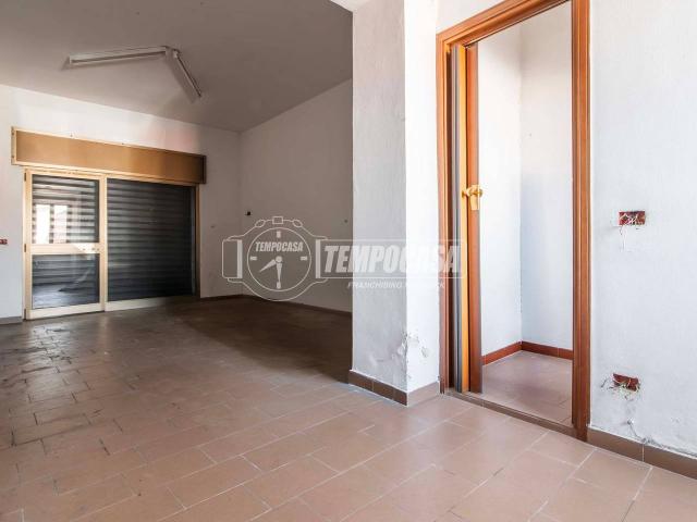 Locale Commerciale in vendita a Prospiano, Gorla Minore
