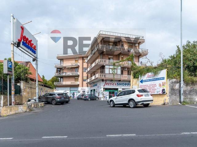 Locale Commerciale in vendita a Gravina Di Catania, Sicilia