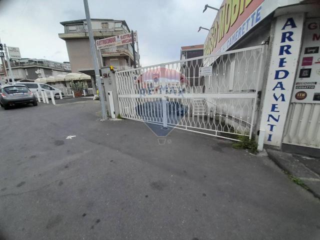 Locale Commerciale in vendita a Gravina Di Catania, Sicilia