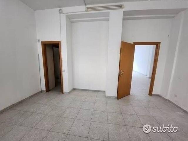 Locale Commerciale in vendita a Puglia, Taranto
