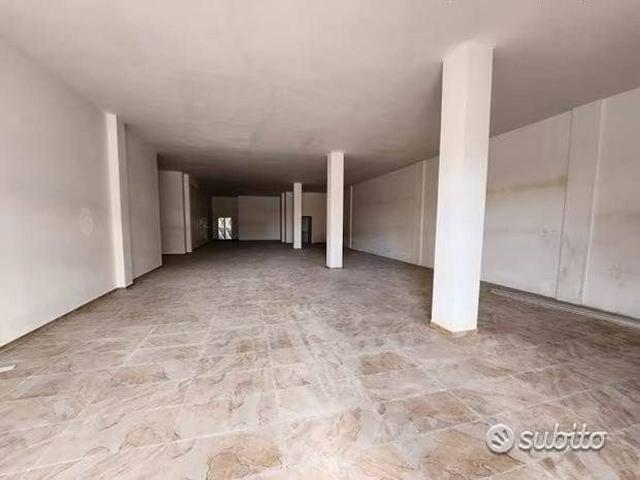 Locale Commerciale in vendita a Puglia, Taranto
