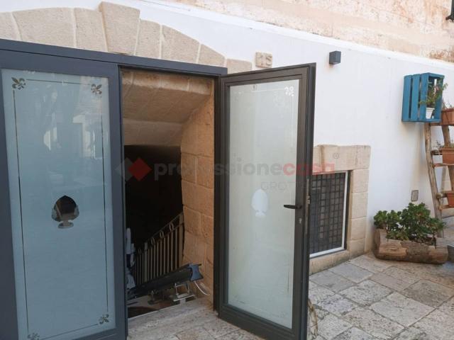 Locale Commerciale in vendita a Puglia, Taranto