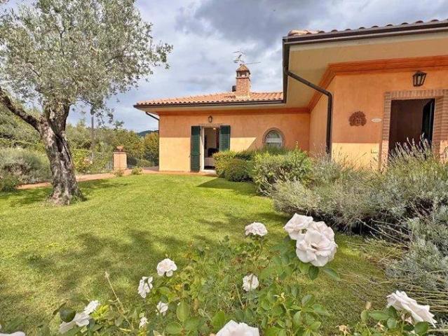 Locale Commerciale in vendita a Gualdo Cattaneo, Umbria