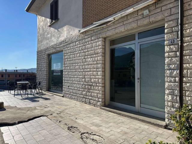Locale Commerciale in vendita a Gualdo Tadino, Umbria