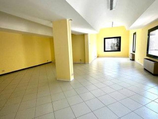 Locale Commerciale in vendita a Imperia, Liguria