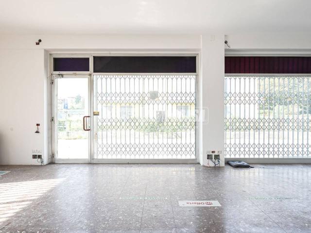 Locale Commerciale in vendita a Inverigo, Lombardia