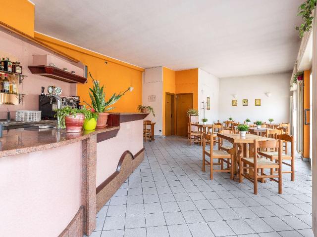 Locale Commerciale in vendita a Inverigo, Lombardia