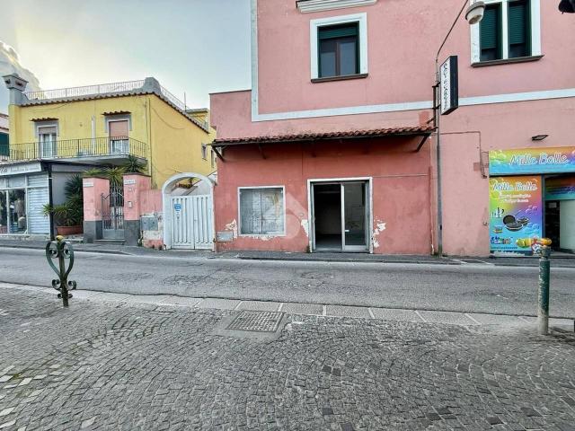 Locale Commerciale in vendita a Ischia, Campania