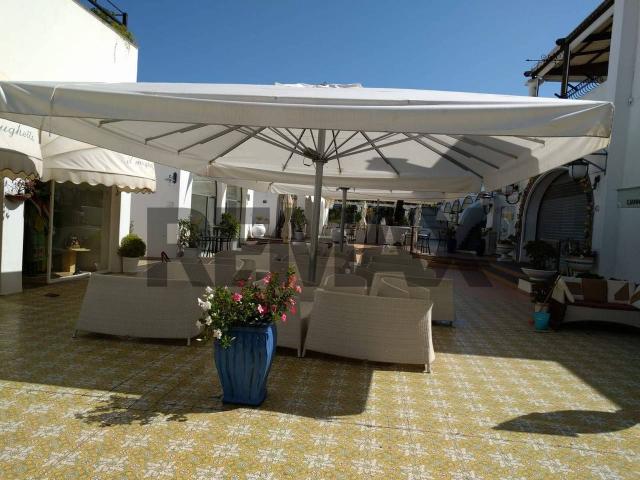 Locale Commerciale in vendita a Ischia, Campania