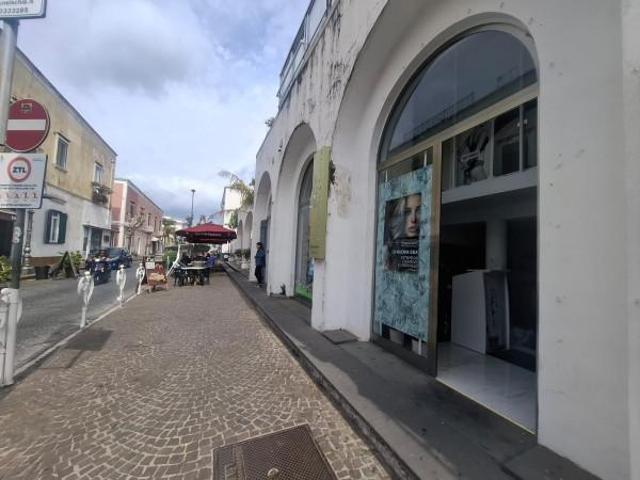 Locale Commerciale in vendita a Ischia, Campania