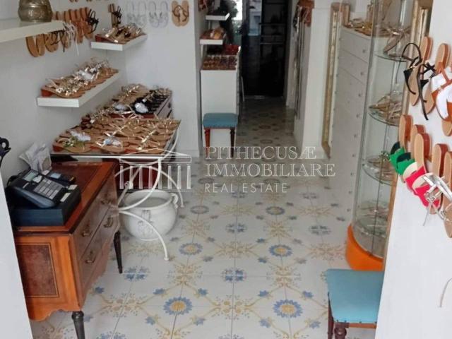 Locale Commerciale in vendita a Ischia, Campania
