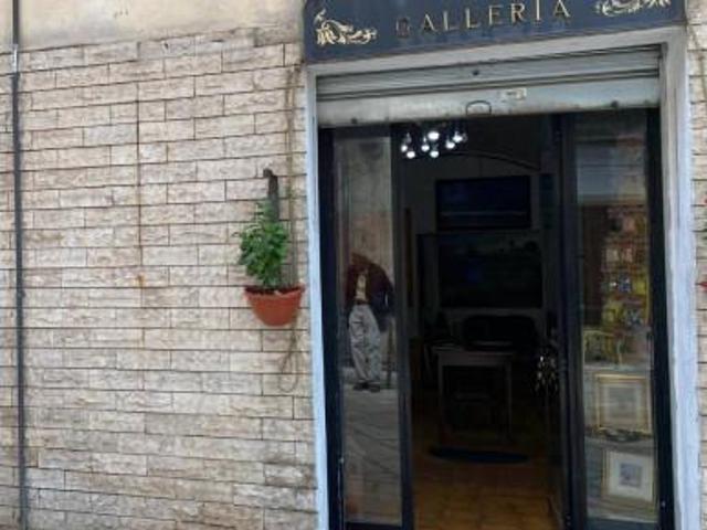Locale Commerciale in vendita a Isernia, Molise